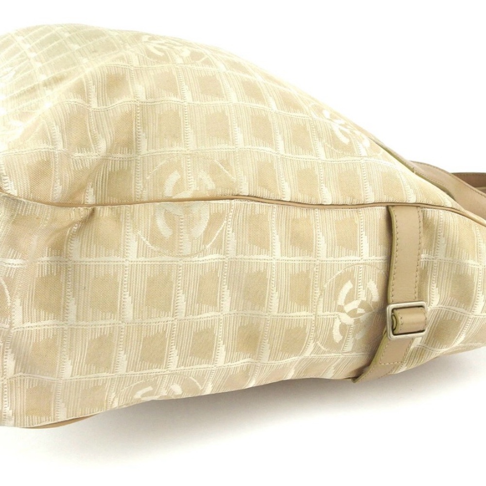 CHANEL Beige Tote with Signature Pattern - Picture 5 of 8
